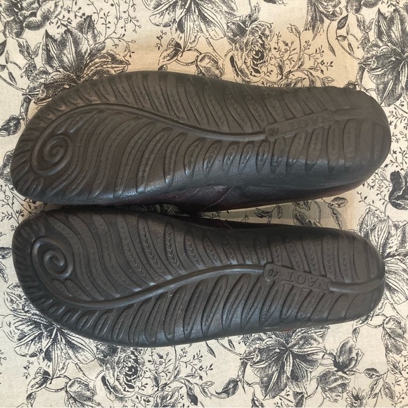 NAOT Sz 40 Distressed Squarish Toe Laser Cut Out Velcro Closure Mary Janes Shoes - Picture 7 of 9